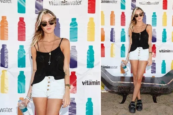 Lucía Celasco también estuvo en la fiesta de GÉAU Vitaminwater en Punta con unas súper plataformas, short blanco, musculosa negra y el rosario con el que ya la hemos visto en otras ocasiones