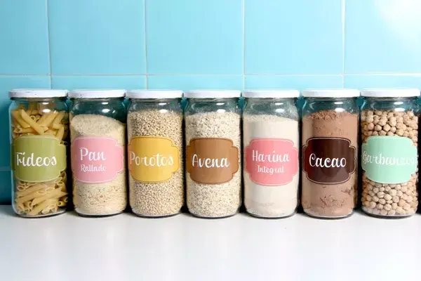 Más etiquetas para organizar tus frascos. En este caso ya vienen preestablecidas, de distintos colores con diseños bien femeninos. https://www.facebook.com/jaus.bdays