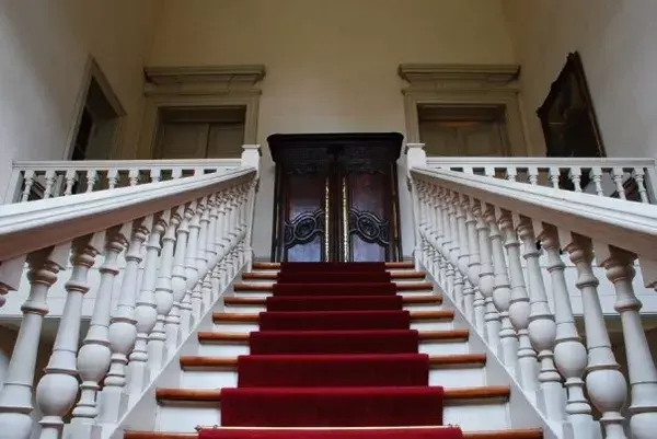 Las escaleras que conducen a la biblioteca y la habitación de Victoria