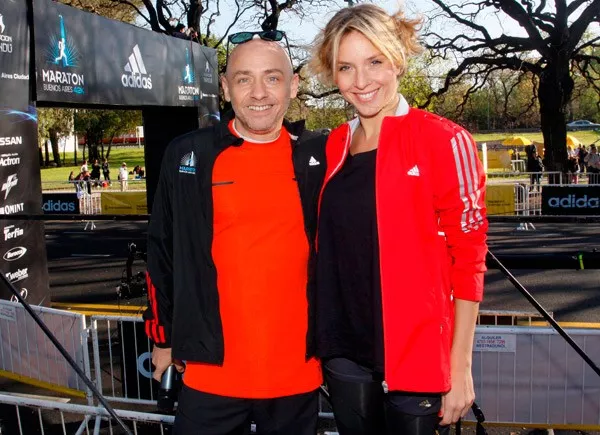 Sonrientes, Ronnie Arias y Carla Peterson participaron de la maratón Adidas