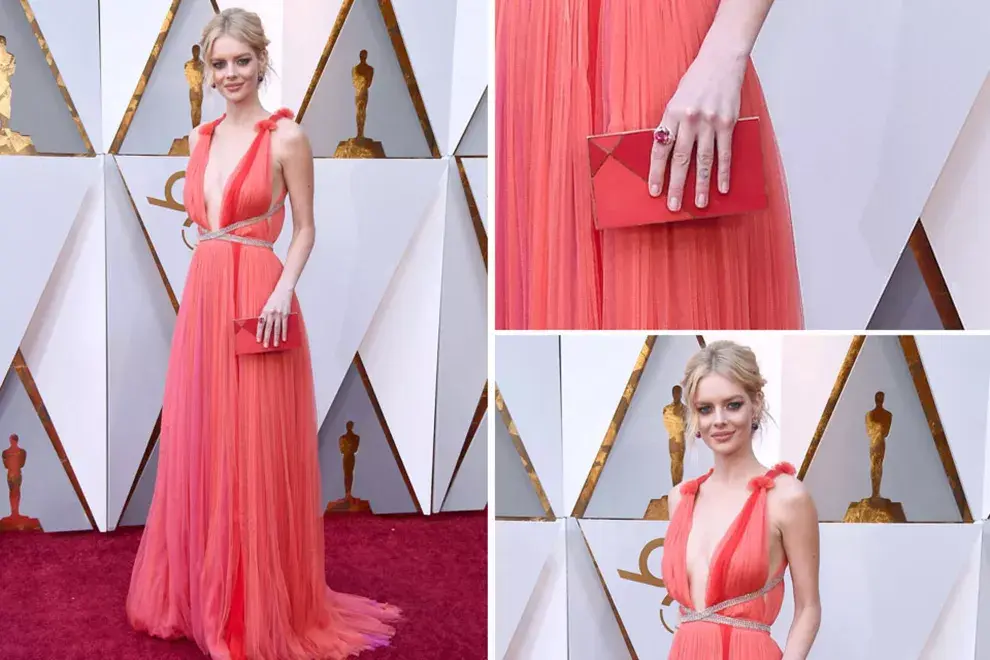 Samara Weaving con un vestido plisado en tonos rosados, rojos y salmón