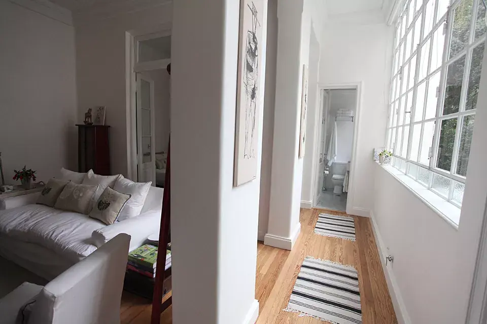Imagen del pasillo de entrada que conecta a los distintos ambientes. A la izquierda, el sector social y el dormitorio; a la derecha, la cocina; y al frente, el baño. En total, el depto tiene 44 m2