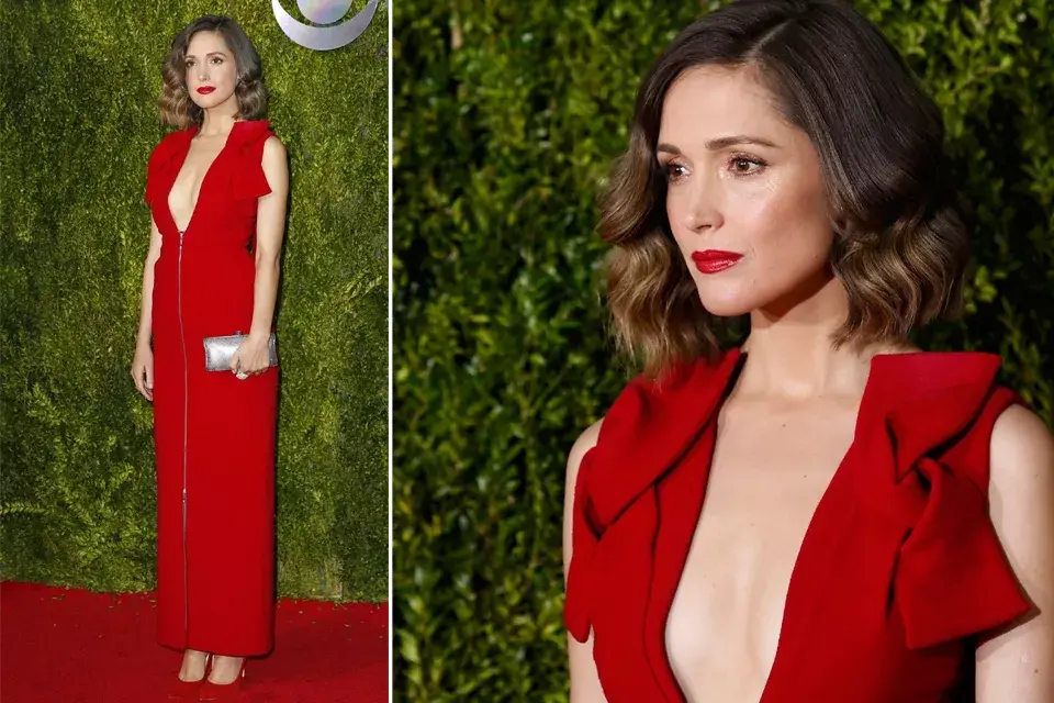 Rose Byrne llevó un atuendo en total red: vestido con escotazo de Delpozo, stilettos rojos de Brian Atwood, labios en rojo... y un clutch plateado que hacía juego con el cierre frontal del vestido. ¡Perfecta!