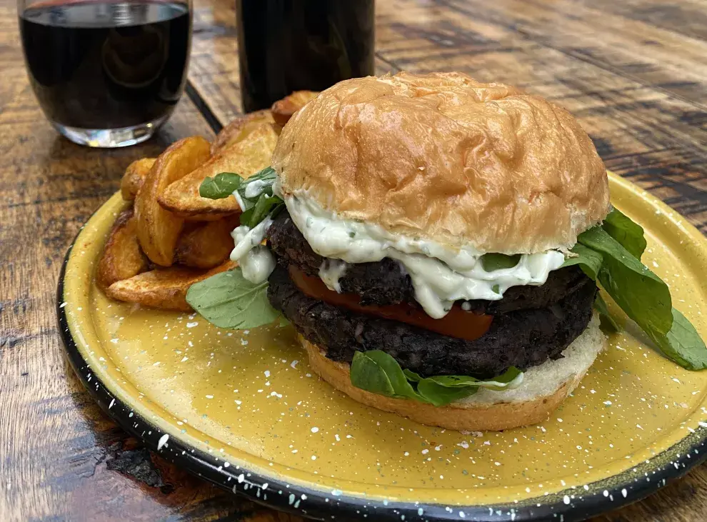 Hamburguesa veggie de porotos. Foto gentileza: Bierhof BA