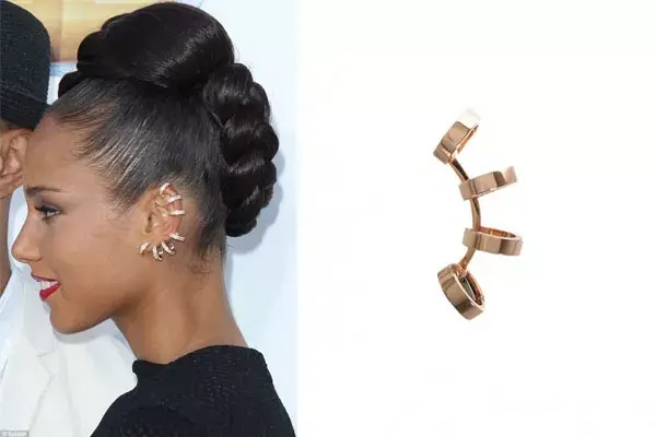 Alicia Keys, con un earcuff que parecen muchos aritos. ¡Pero es uno solo!