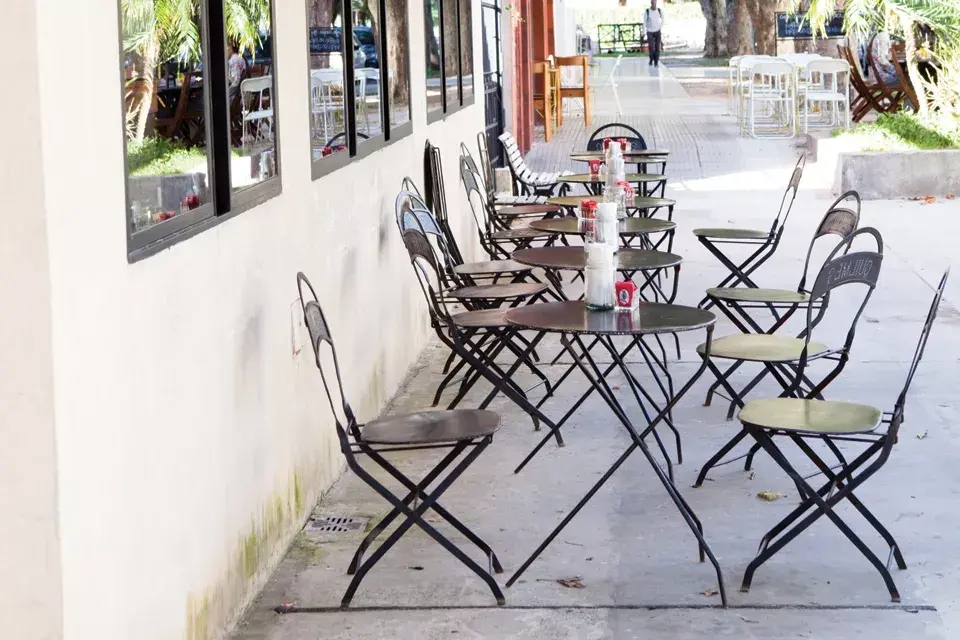 El lugar cuenta con ventanales enormes y una deco súper cuidada