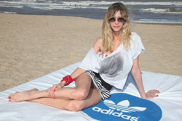 Guillermina Valdez disfrutó del after beach que organizó Adidas en Punta del Este. Se viene el pañuelo en la muñeca?
