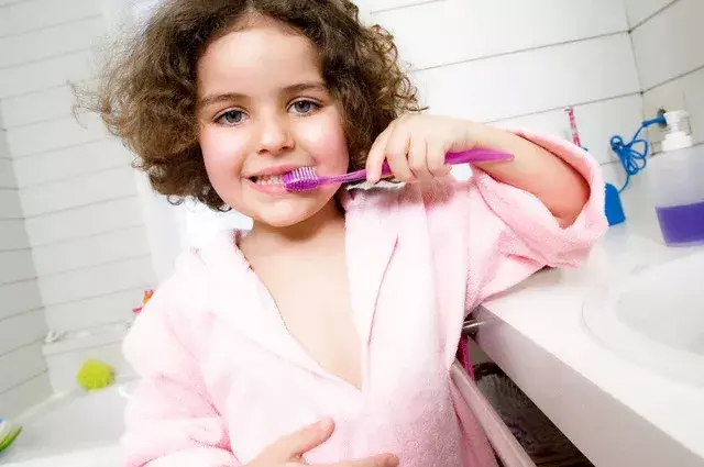 Los dentistas te aconsejan que hasta los 8 años tenés que supervisar el cepillado de dientes, pero el hábito lo adquieren desde el jardín. Foto Corbis.