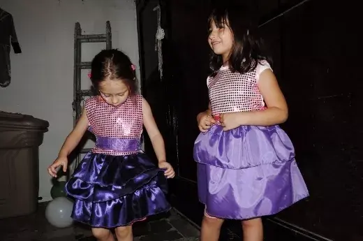 Para la torta eligieron disfrazarse de Violetta. ¡Por suerte! (era el único que tenían repetido)