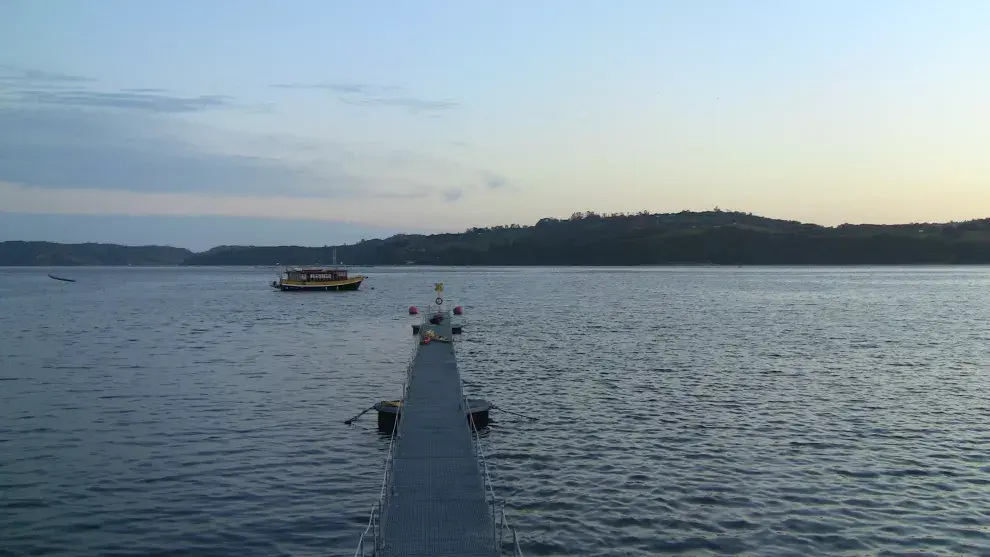 Atardece en la bahía del hotel Tierra Chiloé