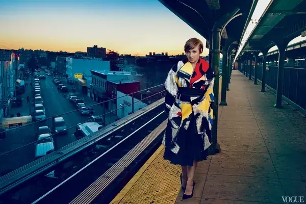 Lena Dunham en la estación de tren de Brooklyn