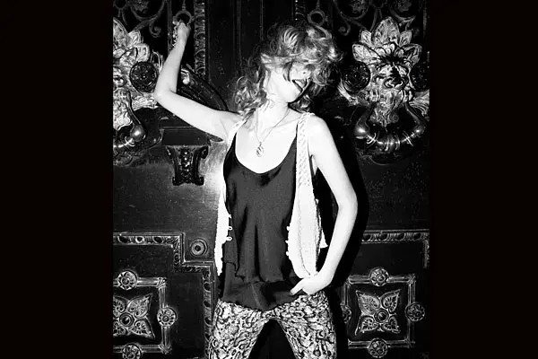 Chaleco bordado (Cambac, $550), top (Tucci, $330), pantalón de reptil (Koxis, $245), colgante con strass (Carey, $90)