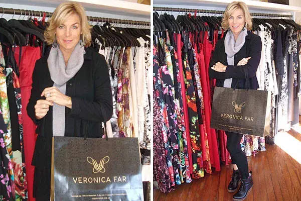 Con look en negro y gris, Paula Trápani estuvo revisando percheros en el local de Verónica Far