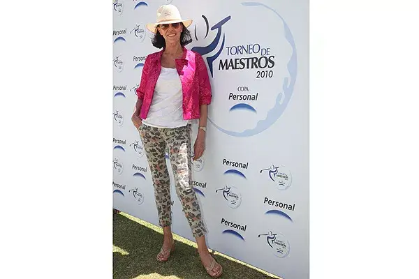 Con un look casual chic, Tini de Beaucourt combinó una chaqueta fucsia con chupín animal print y sombrero