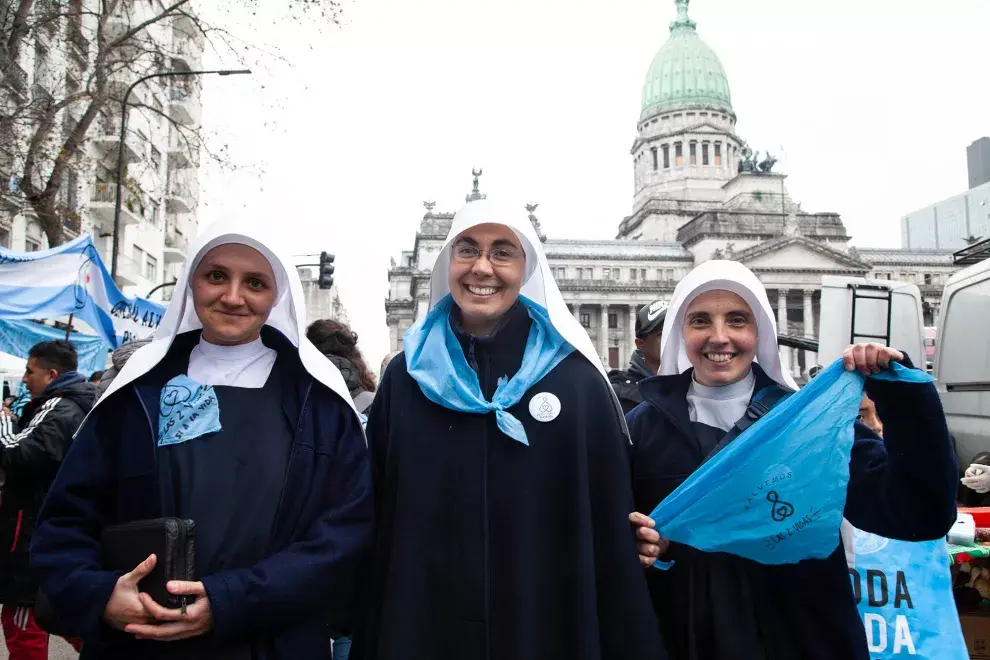 Sonrisas y principios en la plaza.