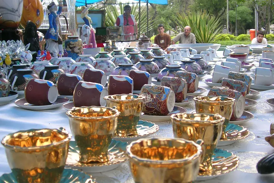 Encantadora feria de antigüedades con objetos de estilo en deco y moda