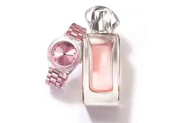 Forever Eau de Parfum Spray y Reloj Metalic Bracelet color rosa (Avon,$ 639)