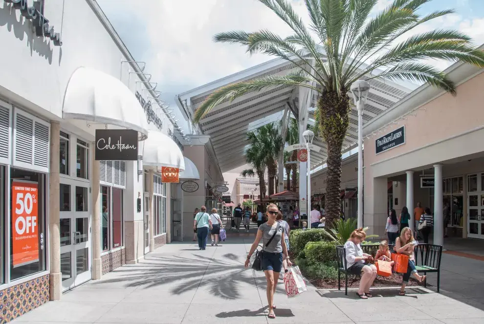 Carteles con descuentos tentadores prácticamente a diario