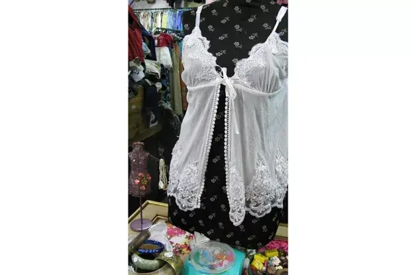 El elegido de esta feria son los vestidos retro tipo, chemisse, bordados a mano