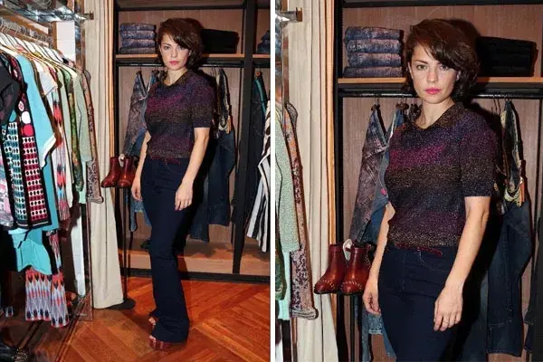 Dolores Fonzi visitó el local de Las Pepas con un look bien clásico y cómodo: remera con brillos, jean oxford de tiro alto y plataformas. ¿Te gusta su onda?