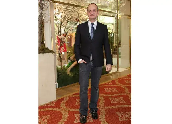 Elegantísimo, Laurencio Adot fue otro de los invitados al desfile de Carolina Müller