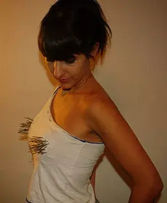 Camiseta con pinches. ¡Imposible dar un abrazo!