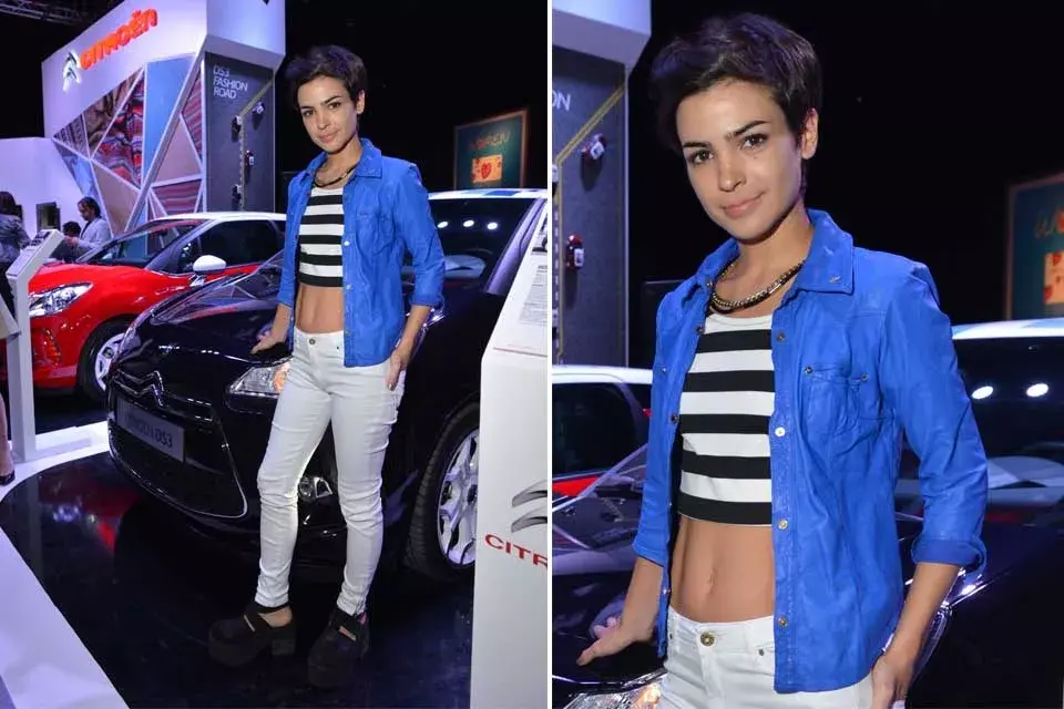 Agustina Cherri presumió de abdomen en el espacio Citroën de BAFWEEK. Acompañó el crop top con una camisa de cuero azul, jeans y plataformas negras