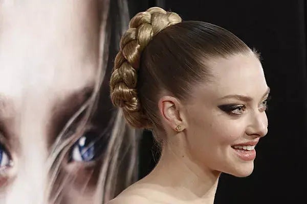 Un estilo fresco pero más jugado, con un recogido con trenza, como lo lució la actriz Amanda Seyfried