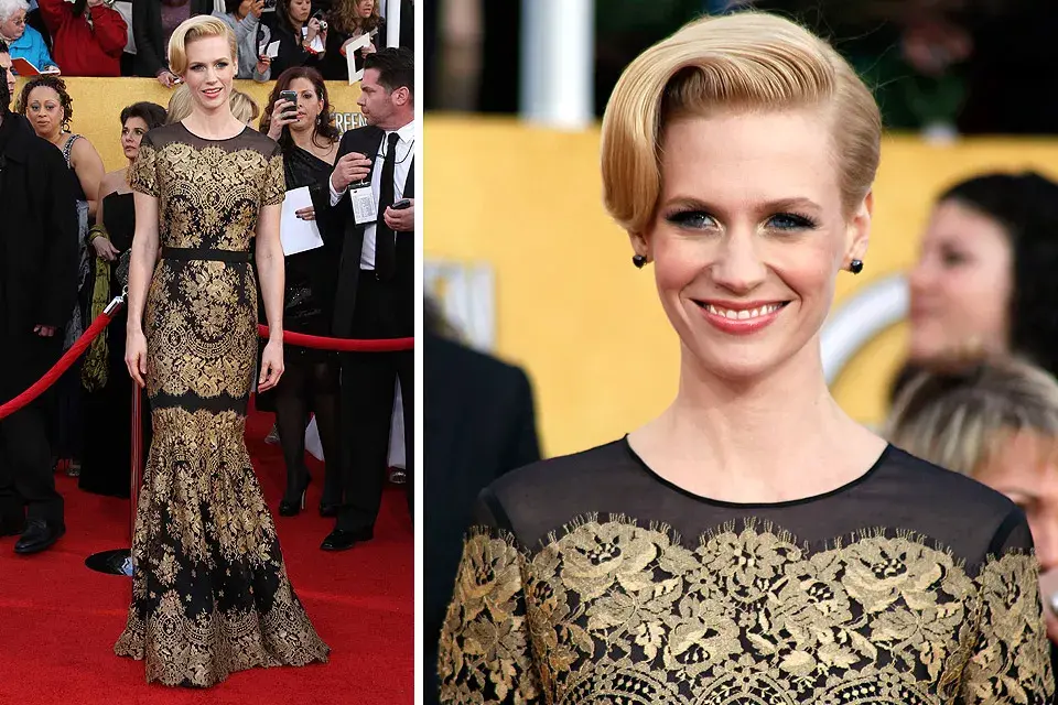 Extrañamente, January Jones no eligió un diseño de Versace, firma que la contrató, sino que eligió uno de encaje en negro y dorado de Carolina Herrera