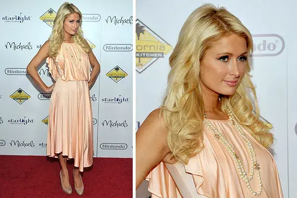 Paris Hilton, con un vestido color salmón, de corte irregular