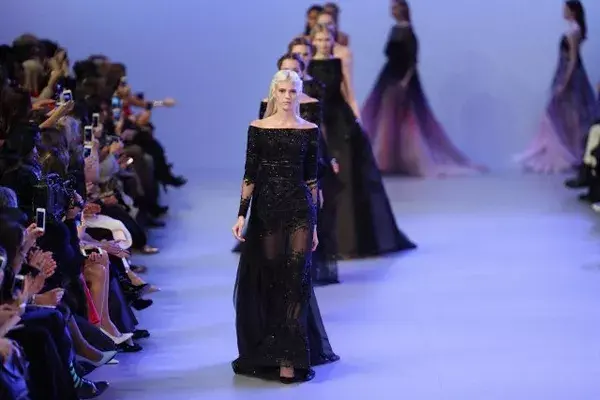 Una colección elegante con brillos, transparencias y piedras