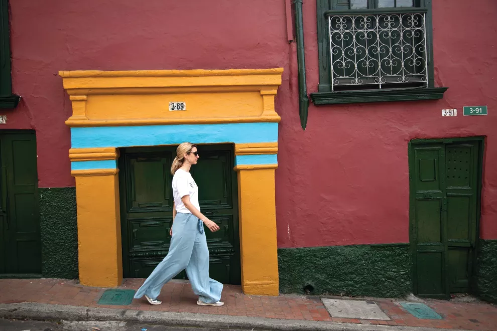 Anita, nuestra jefa de diseño, paseando por las calles de Bogotá