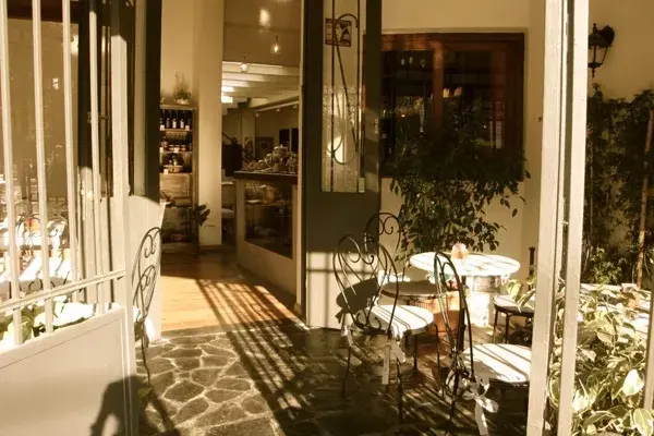 En una esquina escondida de Belgrano R, Dulce Buenos Aires se inauguró en el año 2009 y es, quizás, uno de los restó más grandes de la zona