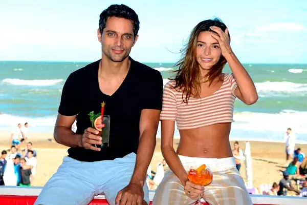 Joaquín Furriel y Calu Rivero pasaron por el parador Ufo Point, en Pinamar, y disfrutaron del nuevo Drink Collezione#2 de Gancia