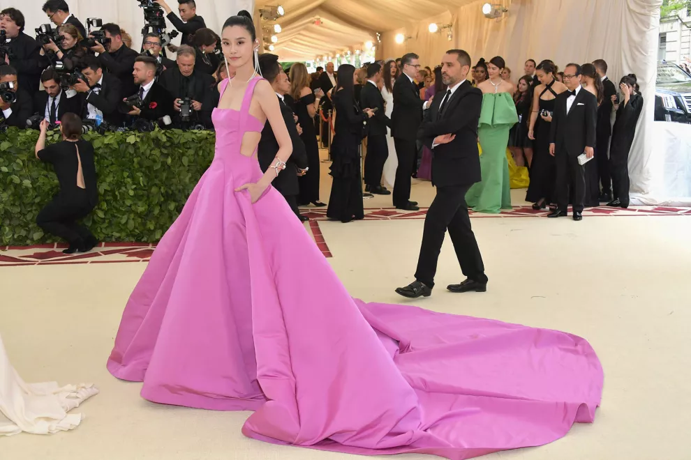 Ming Xi, la modelo china se inclinó por un vestido con mucho volumen y cola en color rosa chicle