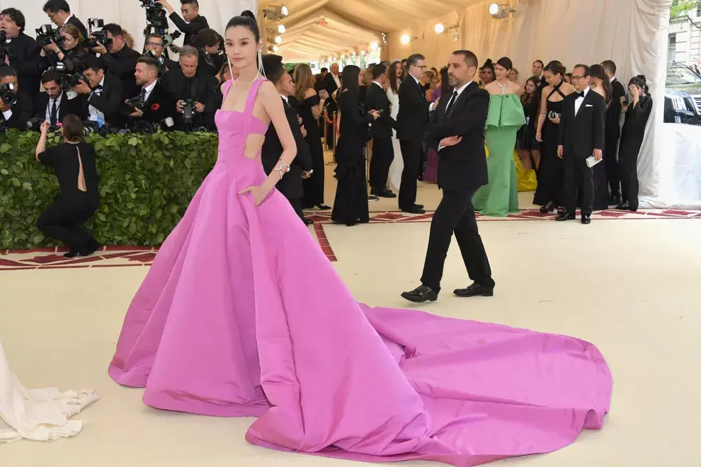 Ming Xi, la modelo china se inclinó por un vestido con mucho volumen y cola en color rosa chicle