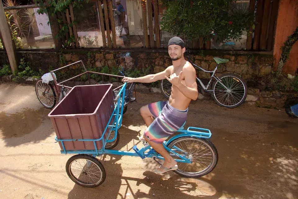 Una fuente de trabajo en la isla son los "carreteros", que trasladan objetos pesados desde el puerto hasta los hoteles