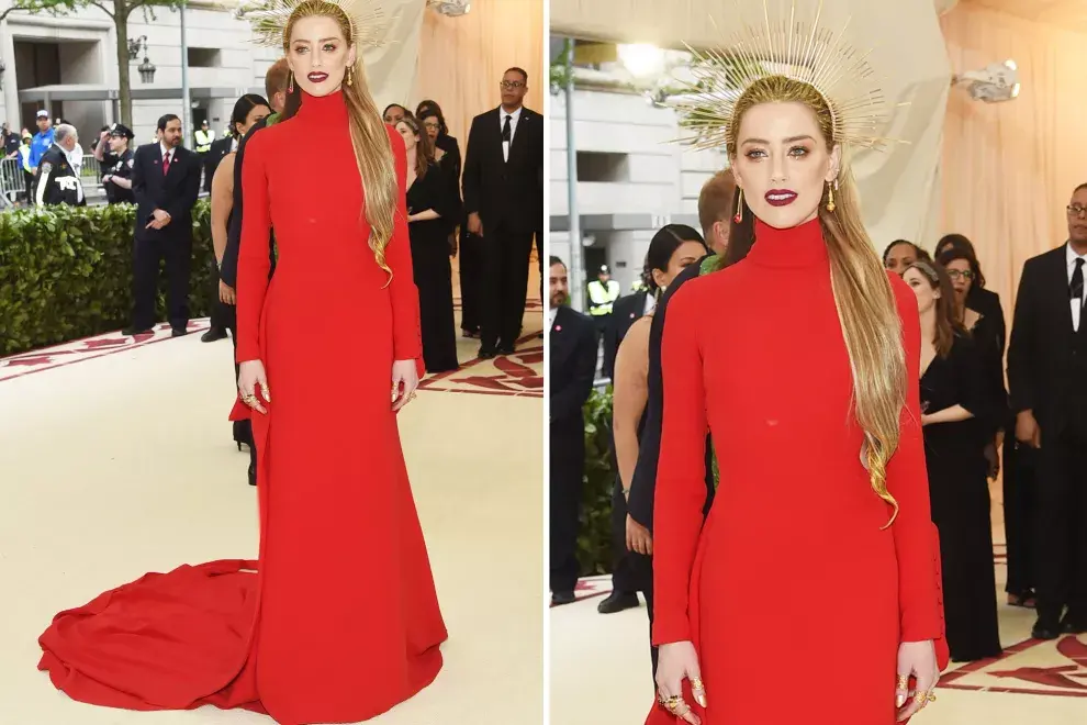 Amber Heard con un vestido rojo con cola firmado por Carolina Herrera