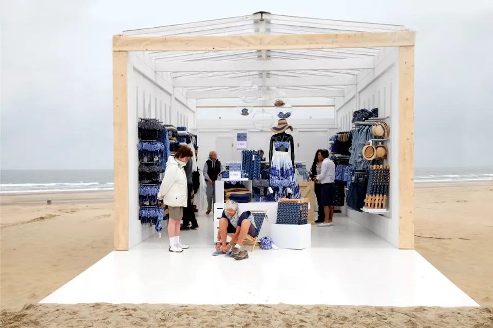 La tienda efímera tipo container que instaló HyM durante dos días en una playa en Holanda