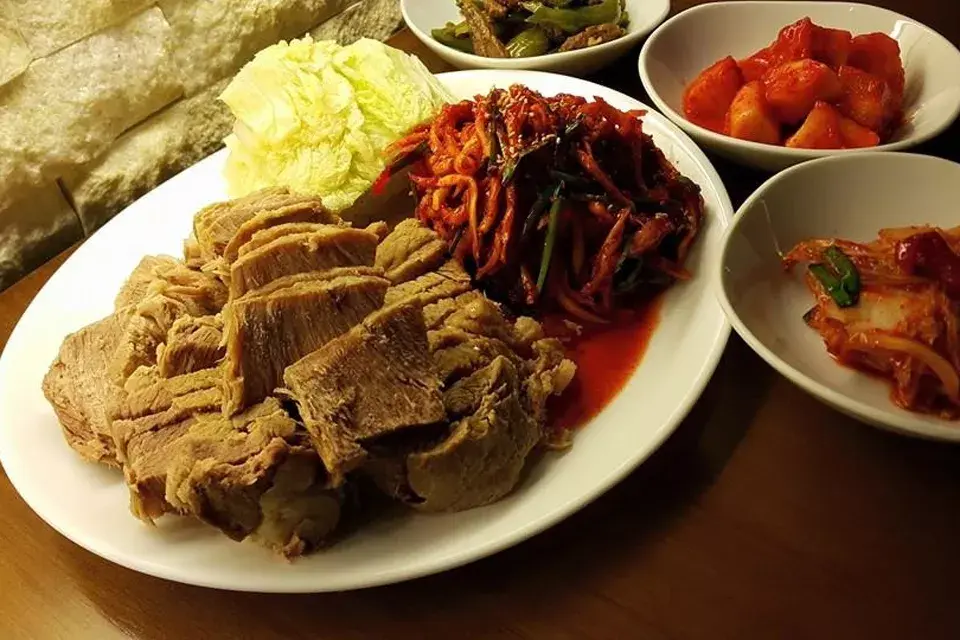 Ubicado en el Koreatown de Flores, este restaurante lleva su nombre a nuestro a partir de una película argentina: Una canción coreana