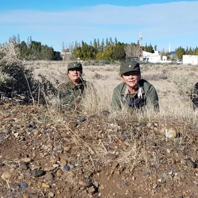 Alicia Reynoso (der.), junto a Ana Masitto, en 2019 filmando el documental “Nosotras también estuvimos”, en Comodoro Rivadavia.