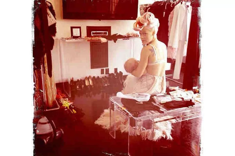 La cantante Pink retratada en el backstage de una sesión de fotos