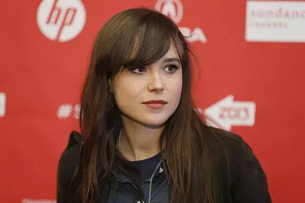 Ellen Page, con el flequillo hacia un costado. Lo usa largo, casi sobre el ojo