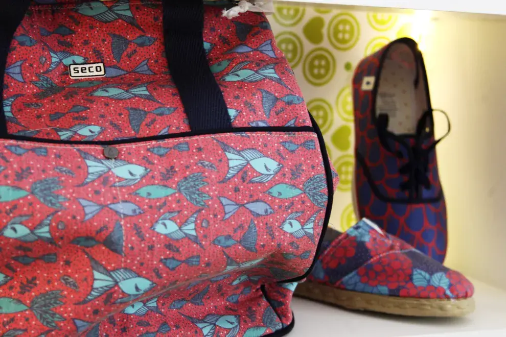 Venden accesorios de marcas chicas o artesanales, ropa de lluvia, sombreros y carteras