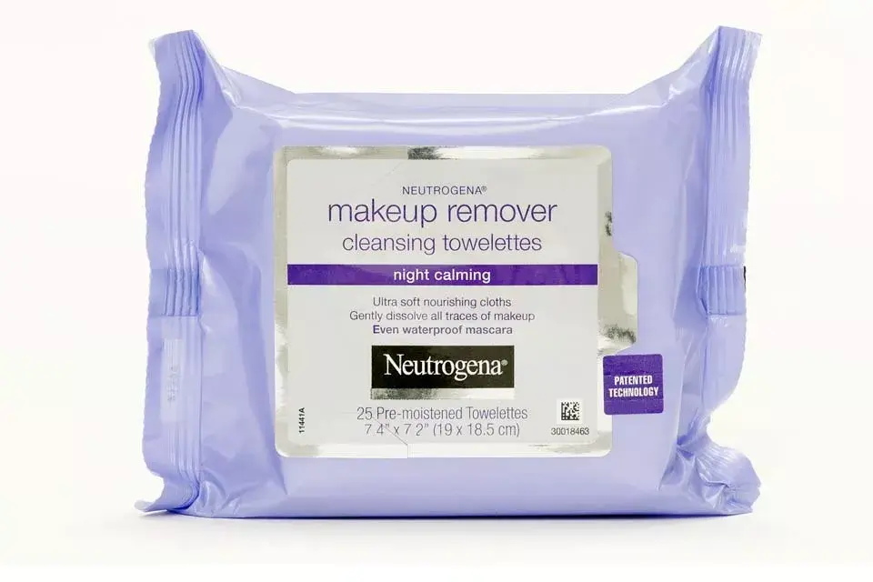 Toallitas demaquillantes. Aseguran una limpieza suave y eficaz a la hora de remover el maquillaje. ($60,75, Neutrogena)
