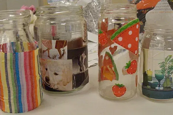 Tus frascos reciclados pueden quedar divinos sobre tu escritorio