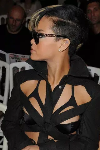 Rihanna es la artista que mejor lleva el estilo ghetto rap. Acá con pelo corto y rapada a un costado. Mirá sus cambios a través de estos años