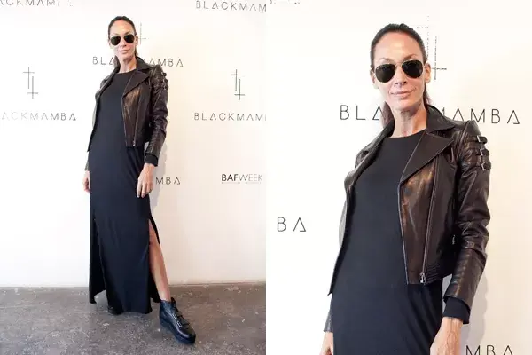 Ana Paula Dutil en blackmamba con vestido largo, chaqueta negra y borcegos en el mismo tono