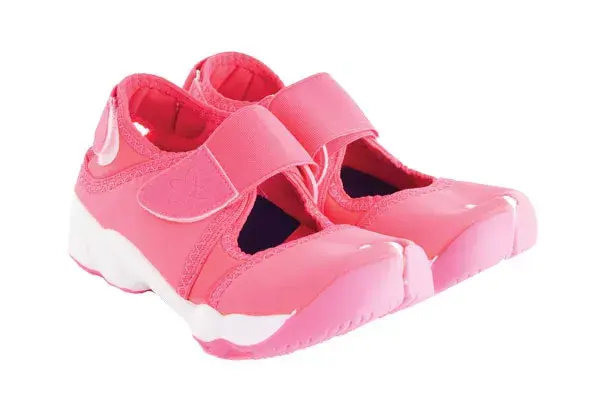 Zapatillas modelo rift de color flúo (Atomik, $299)