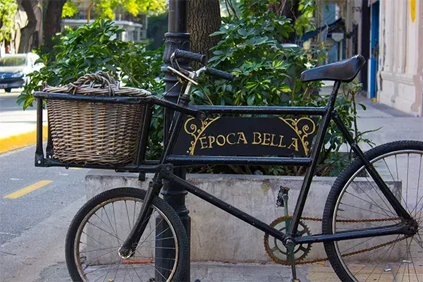 La bici en la puerta nos da la bienvenida a Época Bella